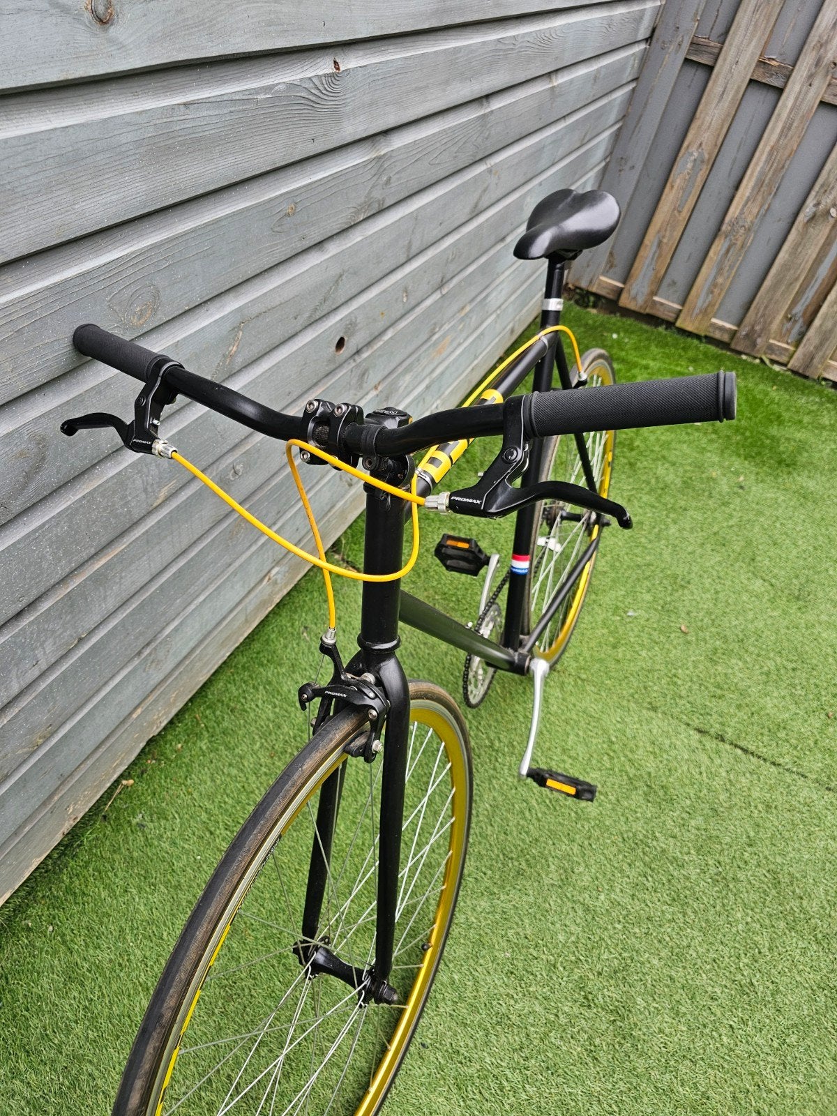 Zwarte Fixie Fiets met Gele Accent, Fietsen en Brommers, Overige merken, Gebruikt, Velgrem, Ophalen of Verzenden