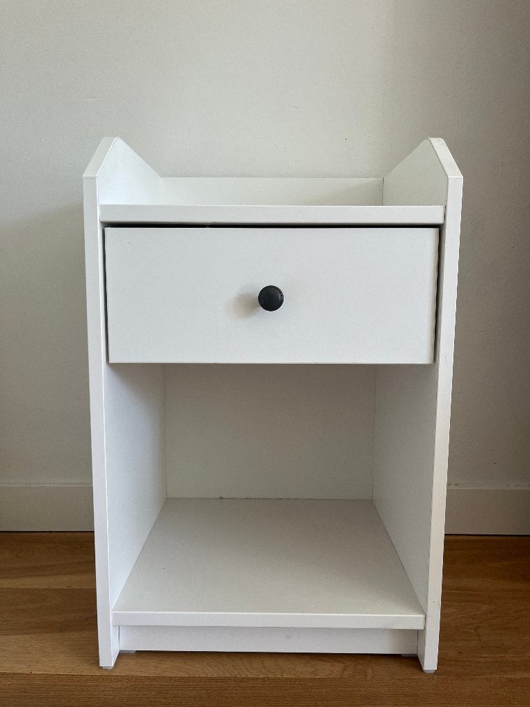 Wit nachtkastje met lade en opbergvak, Huis en Inrichting, Slaapkamer | Nachtkastjes, Ophalen, Gebruikt, Minder dan 45 cm, 55 tot 70 cm