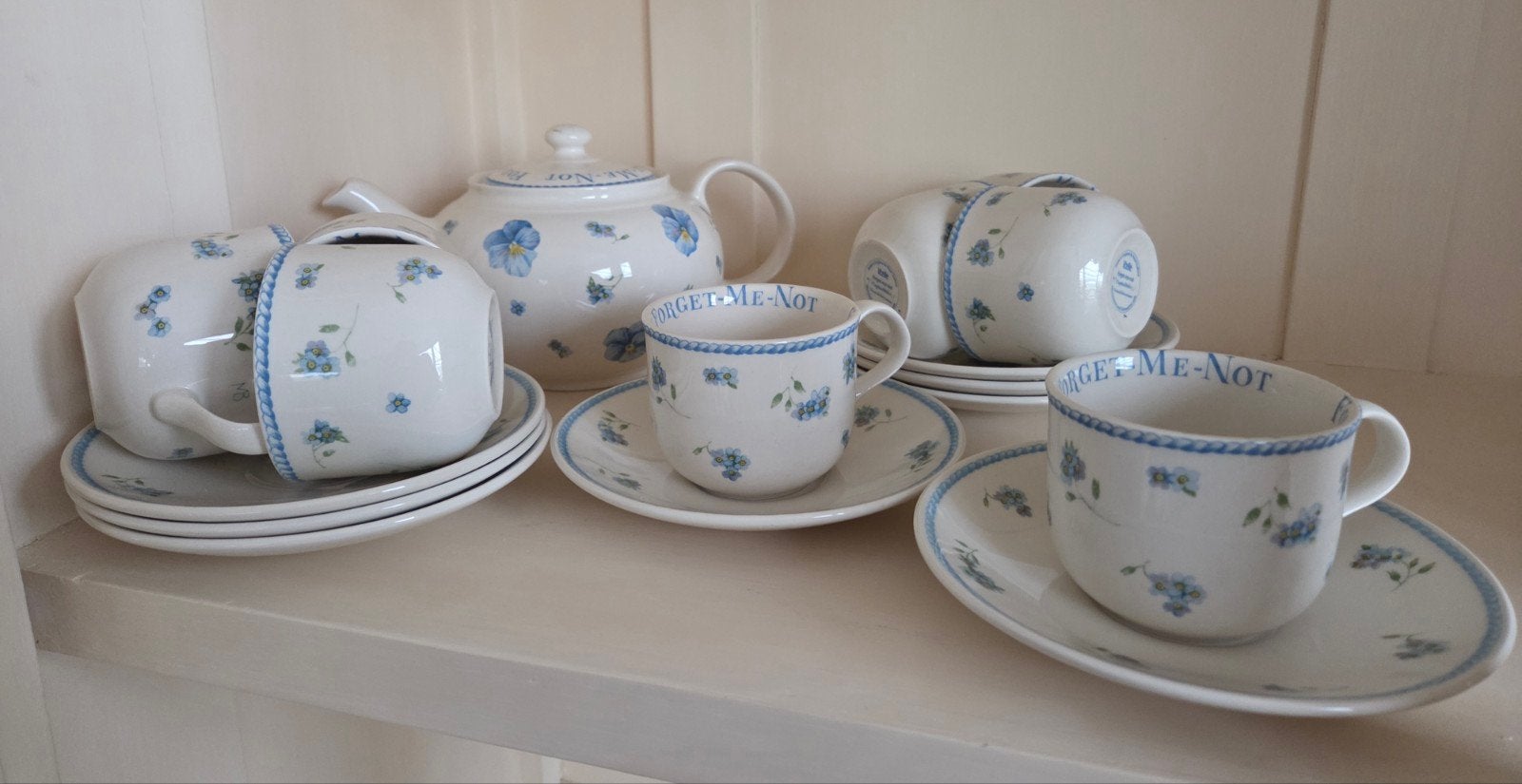 Theeservies 'Forget-Me-Not' met theepot en kopjes, Huis en Inrichting, Keuken | Servies, Keramiek, Ophalen of Verzenden, Zo goed als nieuw