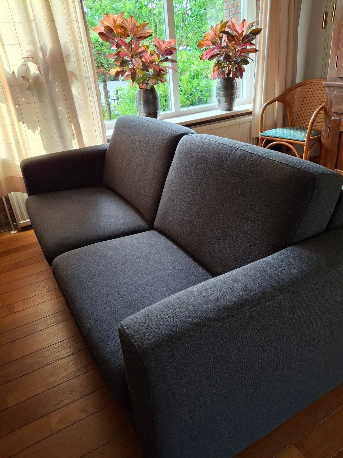 Comfortabele grijze twee 1/2 zitsbank, Huis en Inrichting, Banken | Bankstellen, Ophalen, Gebruikt, 150 tot 200 cm, Tweepersoons