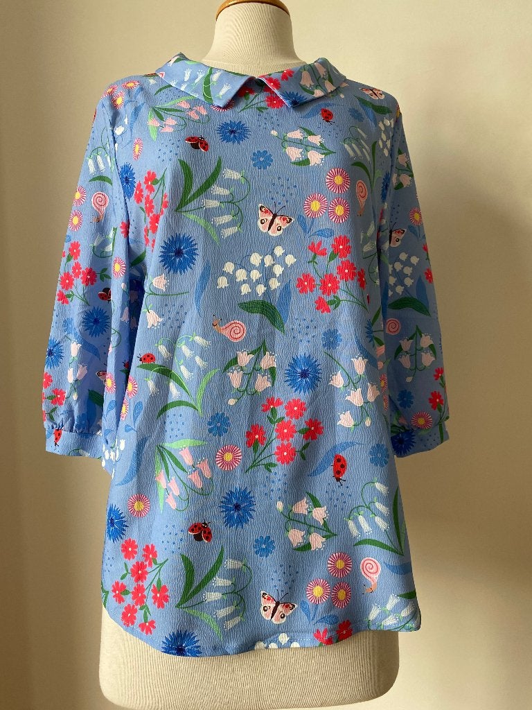 lichtblauwe top met vrolijke print van lieveheersbeestjes, Maat 38/40 (M), Blauw, Ophalen of Verzenden, Zo goed als nieuw