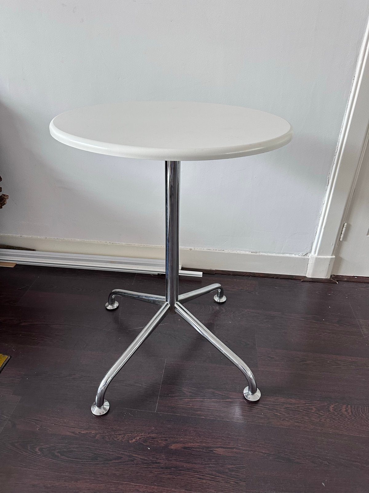 Witte ronde bijzettafel met chromen onderstel, Huis en Inrichting, Tafels | Eettafels, Ophalen, Kunststof, Rond, Tot twee personen
