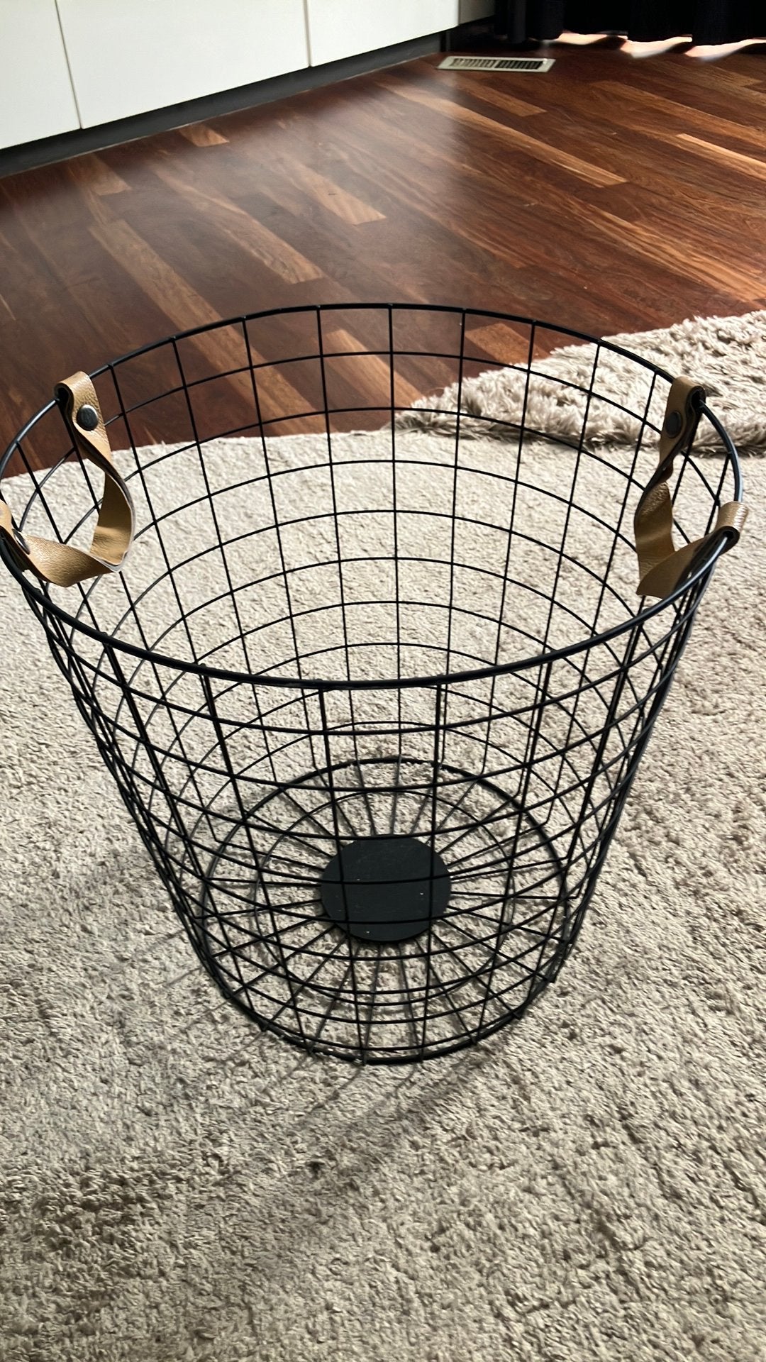 Trendy zwarte mand, Huis en Inrichting, Woonaccessoires | Schalen en Manden, Ophalen, Zo goed als nieuw, Rond, Overige materialen