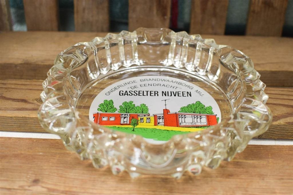 Glazen asbak met prent van Gasselternijveen 44402, Verzamelen, Ophalen of Verzenden, Gebruikt, Sigarenbandjes