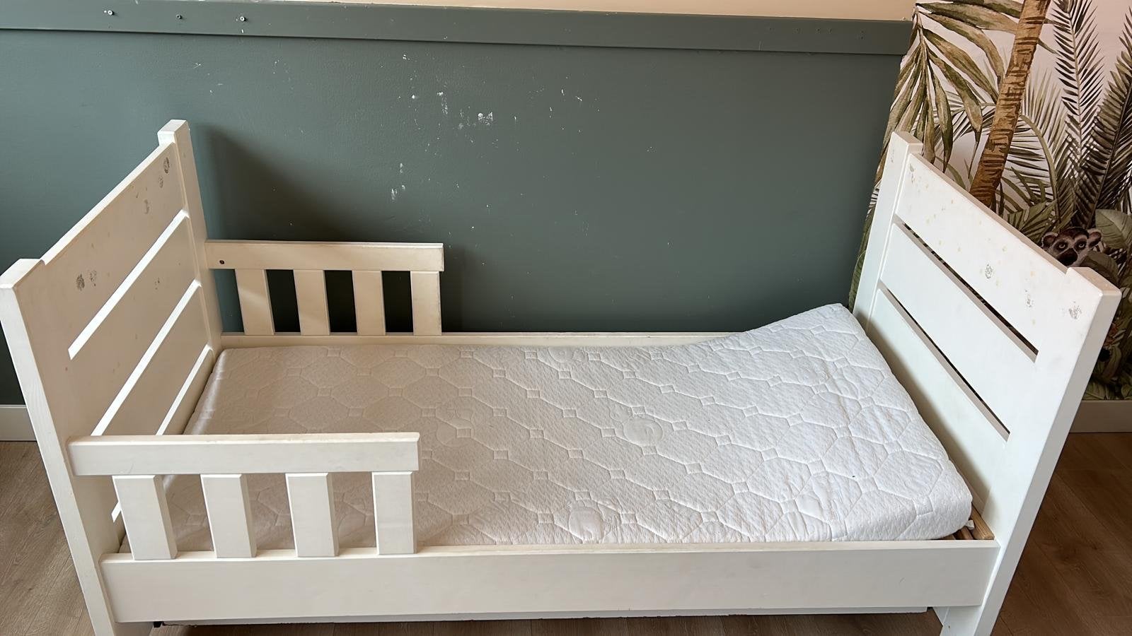 Wit houten peuter kinderbed met grote lade en matras, Ophalen, Gebruikt, Eenpersoons, Wit