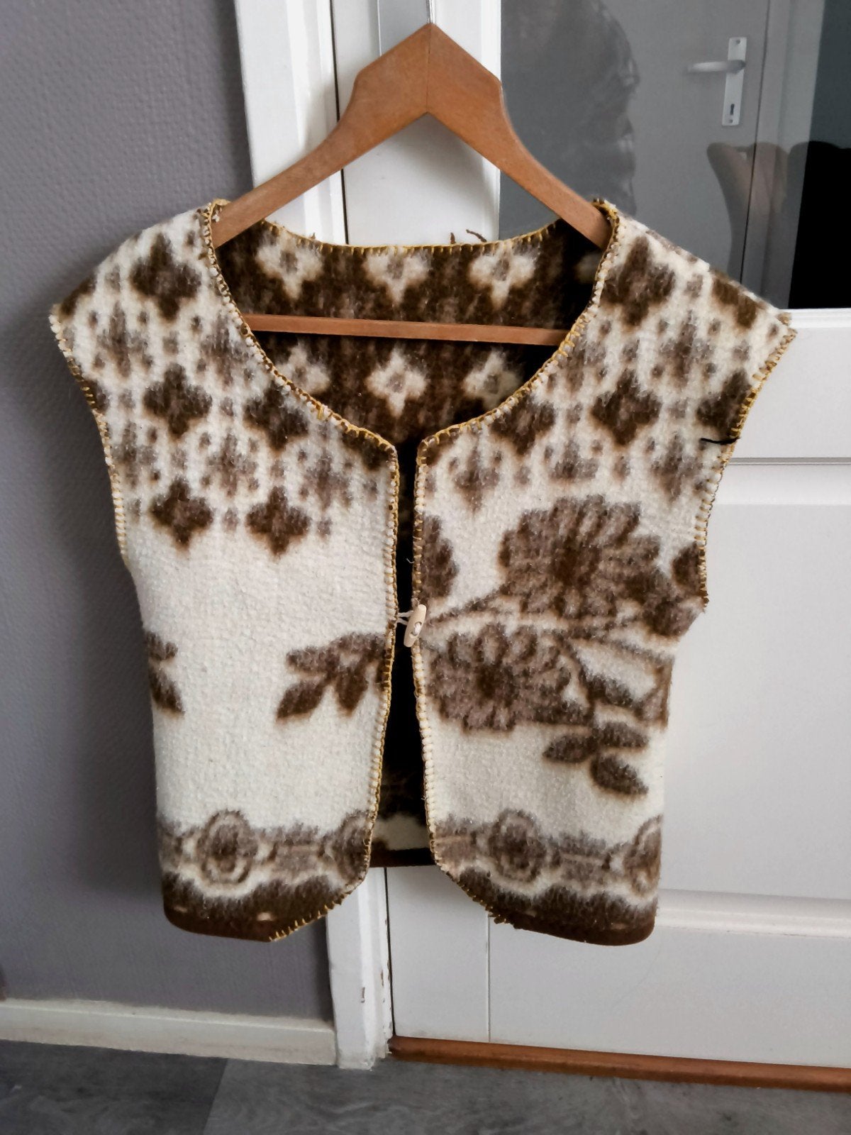 Een handgemaakt gilet met bloemenpatroon., Maat 38/40 (M), Bruin, Ophalen of Verzenden, Zo goed als nieuw