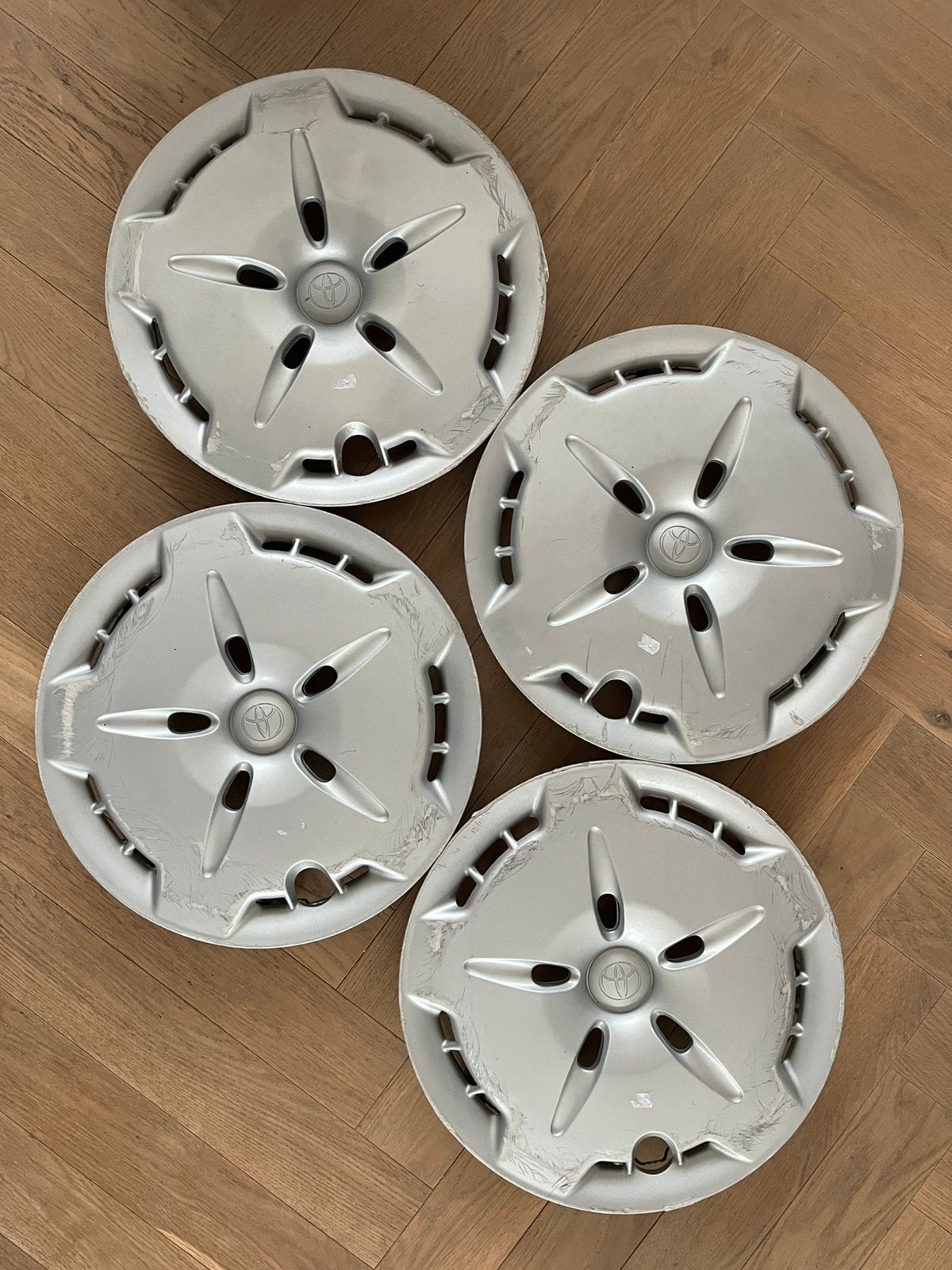 Toyota Yaris Aygo 14 inch set wieldoppen 4 stuks compleet, Ophalen of Verzenden, Zo goed als nieuw