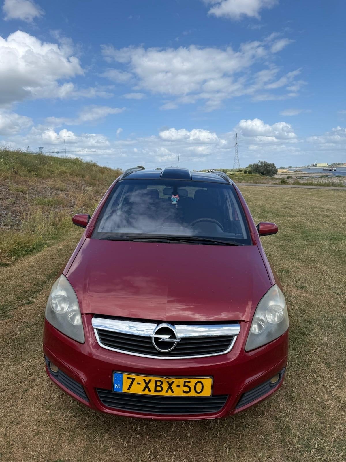 Opel zafira 2007 family auto, Rood, Auto's, Particulier, 1403 kg, Geïmporteerd, 750 kg
