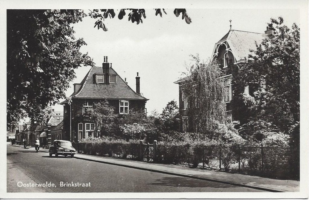 Oosterwolde (Frl.) Brinkstraat, Auto, 1950, Verzamelen, Ansichtkaarten | Nederland, Ophalen of Verzenden, 1940 tot 1960, Ongelopen