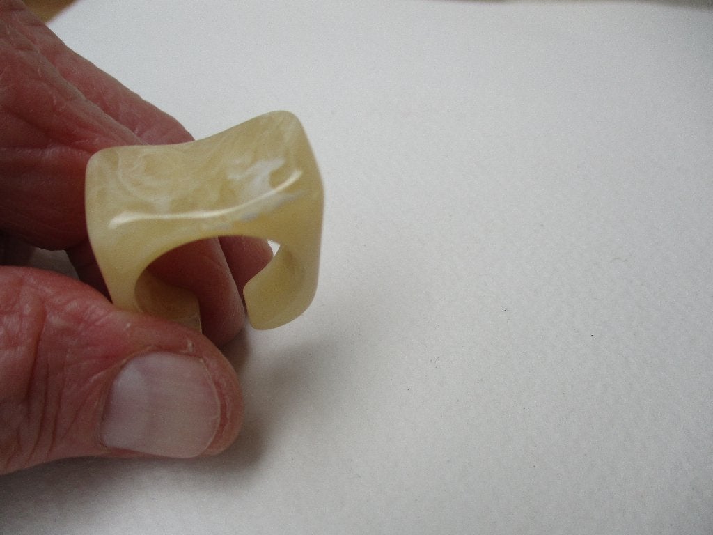 Apart model ring 17.5 mm. licht beige van kleur, Sieraden, Tassen en Uiterlijk, Ringen, Kunststof, Verzenden, Beige, Zo goed als nieuw