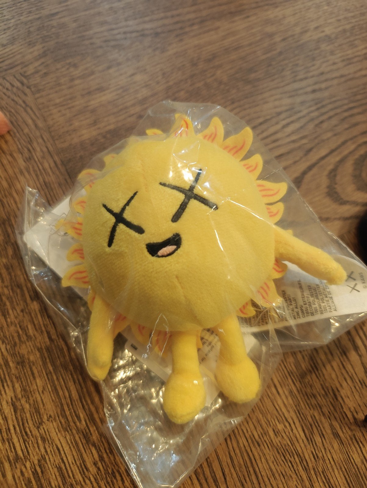 kaws uniqlo sleutelhanger zon, Ophalen of Verzenden, Nieuw