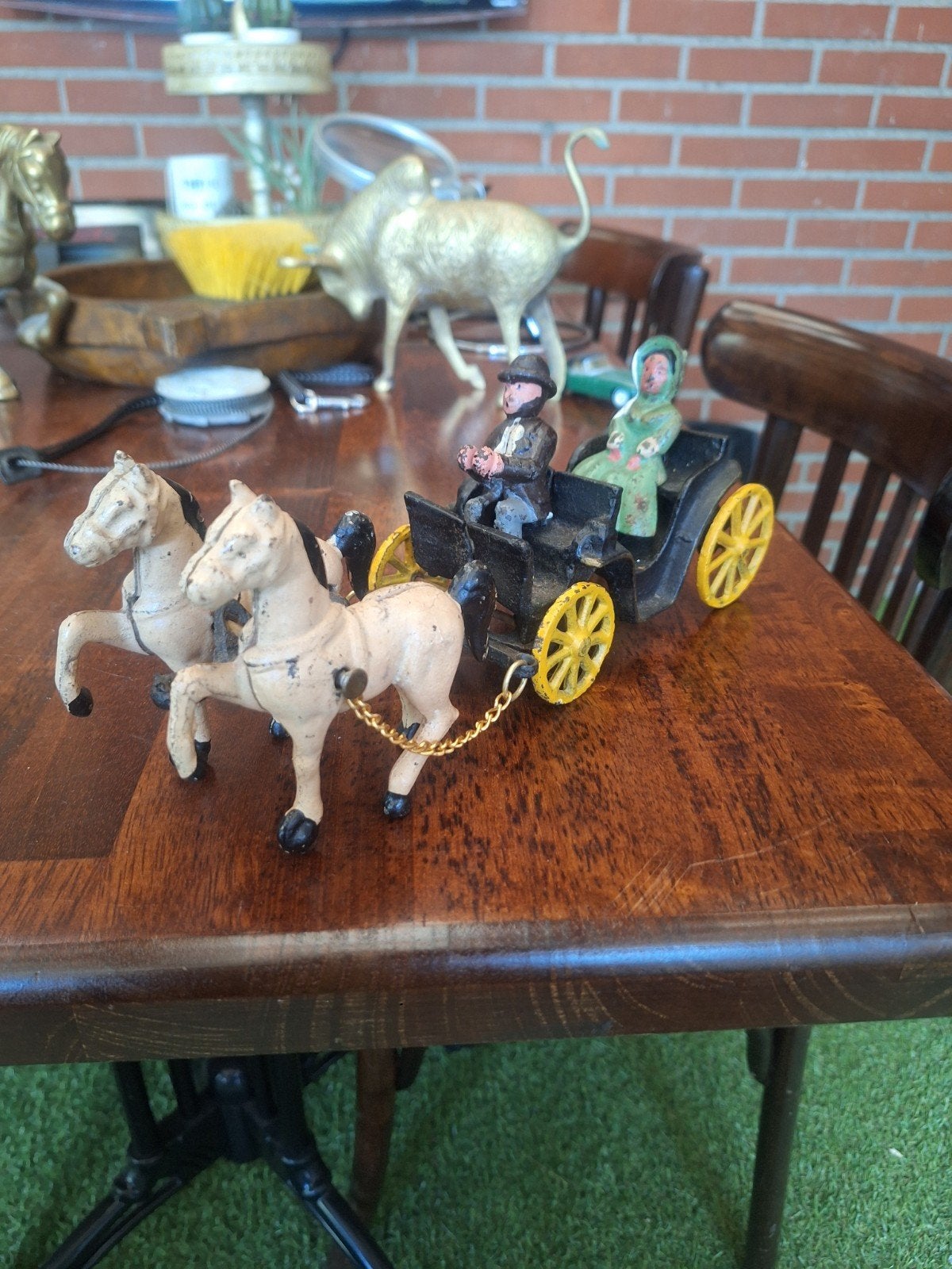 Antieke gietijzeren paardenkoets met figuren, Ophalen
