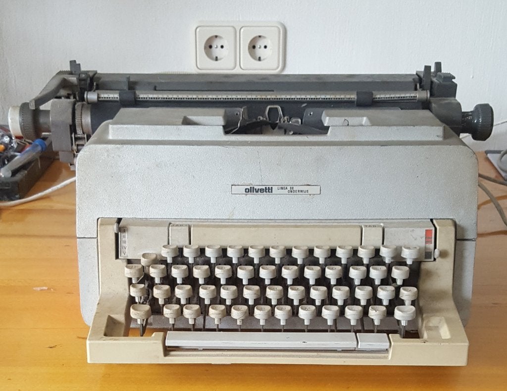 Grote Olivetti Linea 98 schrijfmachine (1004), Ophalen