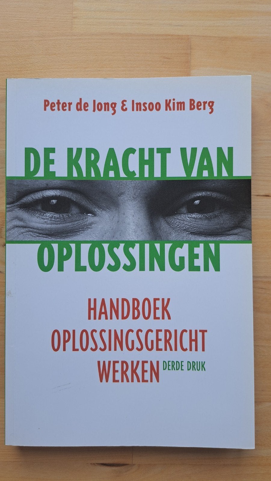De Kracht van Oplossingen: Handboek Oplossingsgericht Werken, Peter de Jong & Insoo Kim Berg, Ophalen of Verzenden, Zo goed als nieuw