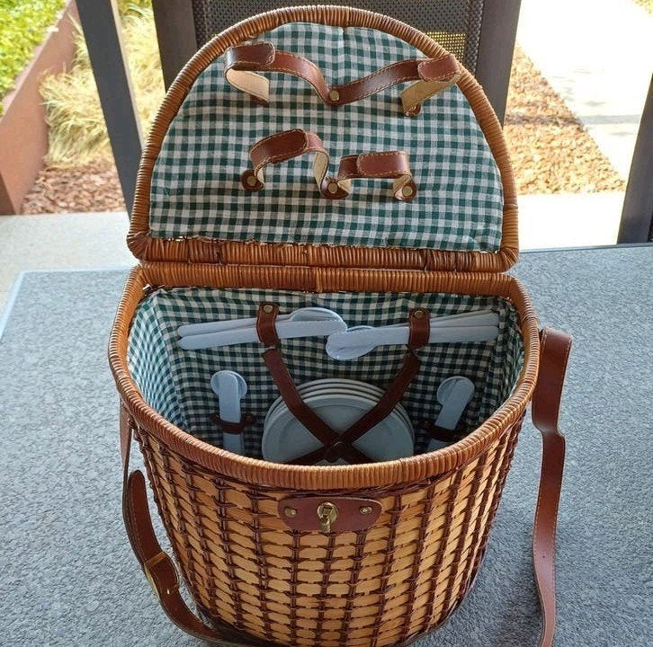 Te koop: Rieten picknickmand inclusief inhoud - zie tekst, Ophalen, Gebruikt