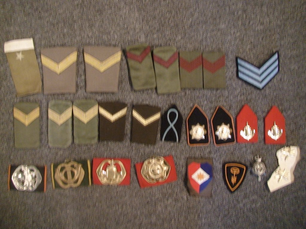 Te koop diverse militairen emblemen., Ophalen of Verzenden, Landmacht, Nederland, Embleem of Badge