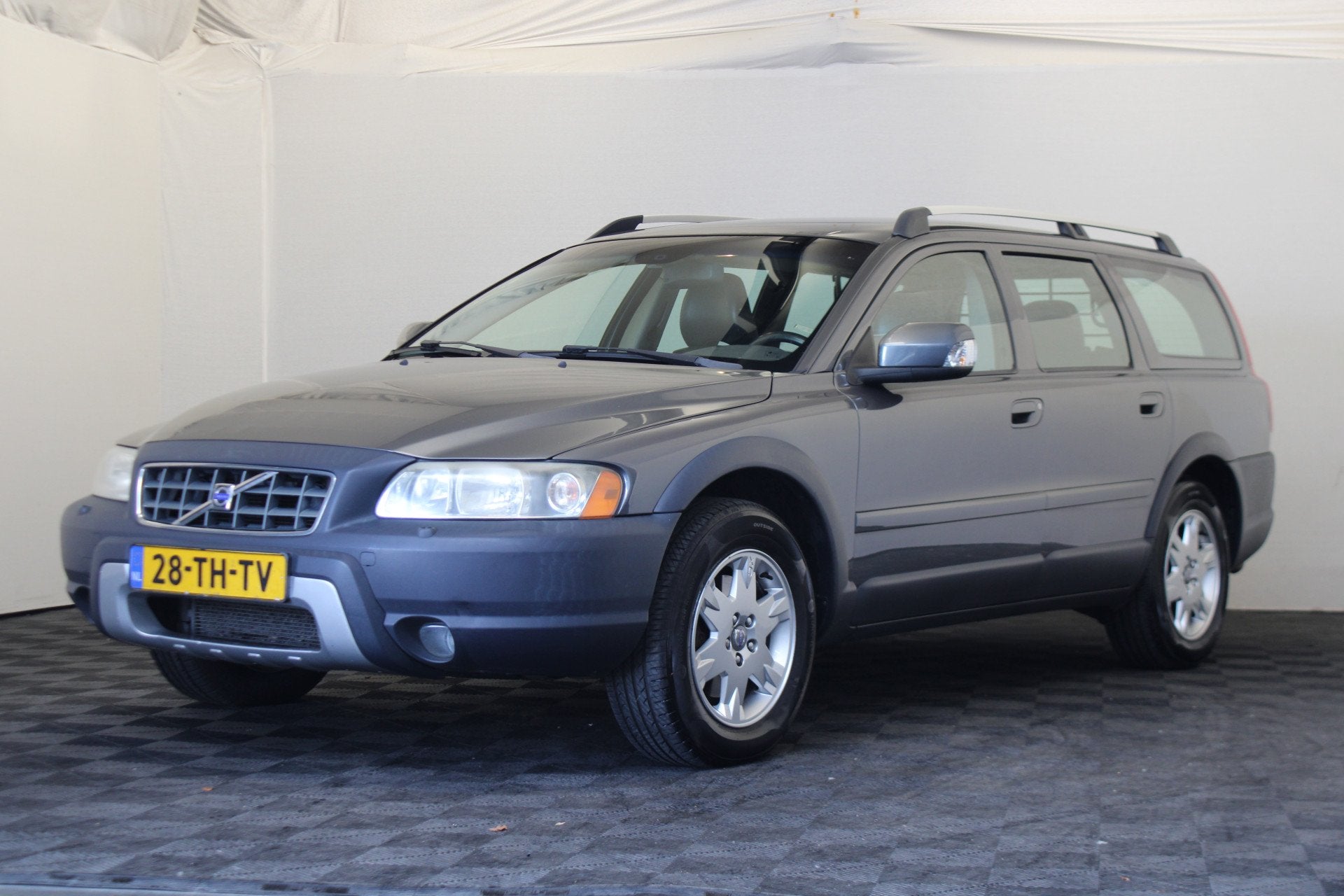 Volvo XC70 2.4 D5 Momentum (bj 2006, automaat), Auto's, Volvo, Automaat, 1694 kg, Zwart, 197 €/maand