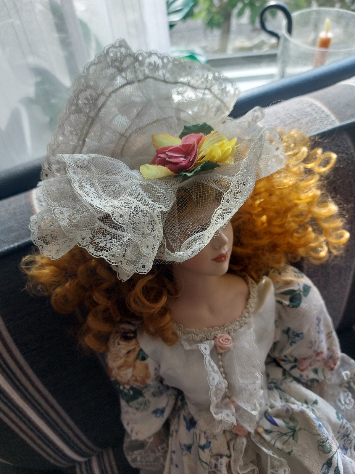 Vintage Porseleinen Pop met Krullend Haar en Bloemenjurk, Ophalen of Verzenden