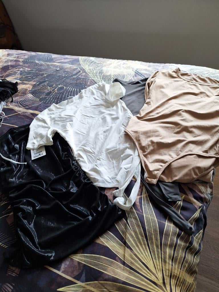 Vier tops:2x  zwart, wit en ,goud, Ophalen of Verzenden, Zo goed als nieuw, Zwart, Zonder mouw