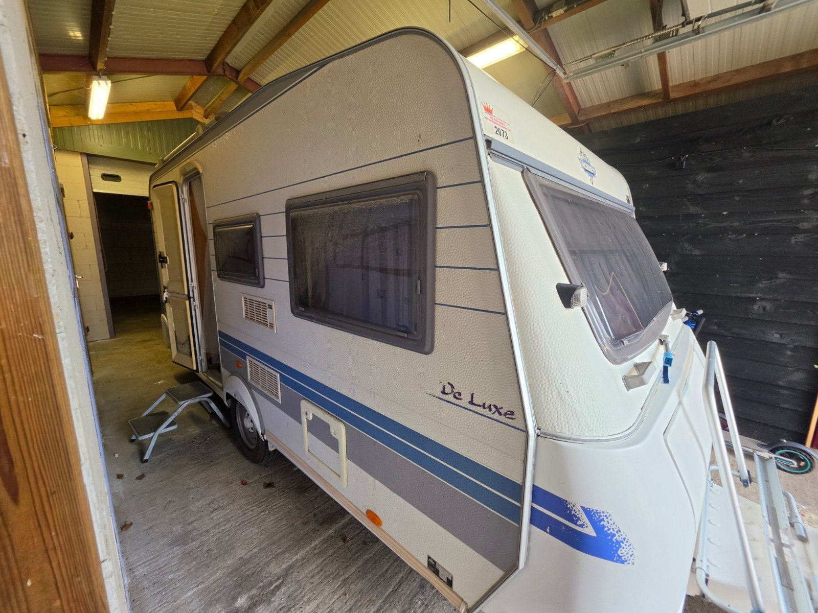 Hobby De Luxe Easy Caravan met fietsenrek en mover, Caravans en Kamperen, Vast bed, Rondzit, Hobby, Koelkast