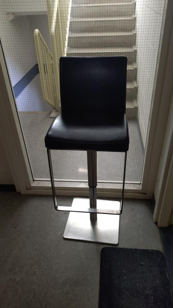 Zwarte leren RVS barkruk, Huis en Inrichting, Barkrukken, 1 kruk, Ophalen, 60 tot 90 cm