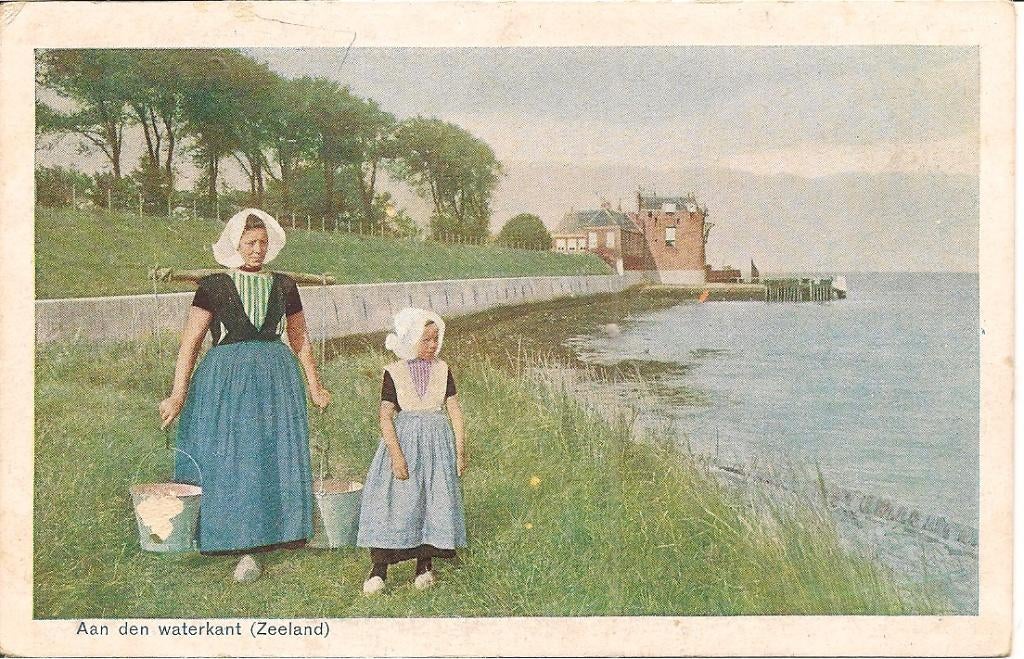 Aan de waterkant  Zeeland., Ophalen of Verzenden, 1940 tot 1960, Ongelopen, Klederdracht