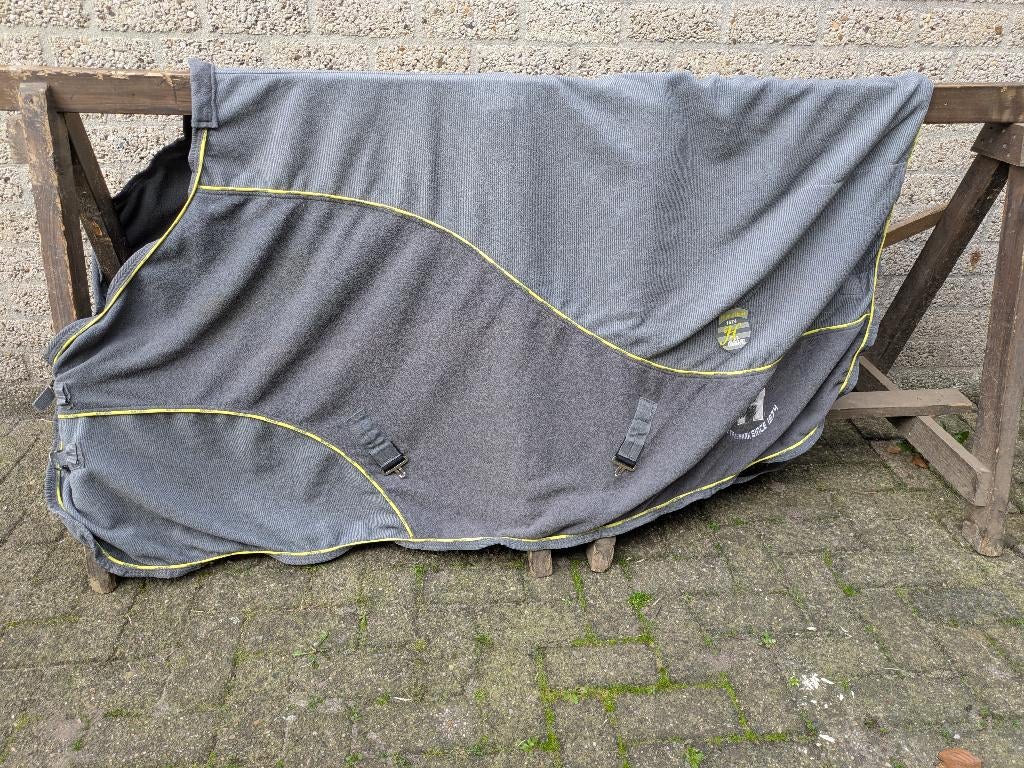 Te koop: Grijze Fleecedeken 195 + halster, Ophalen of Verzenden, Zo goed als nieuw, Deken