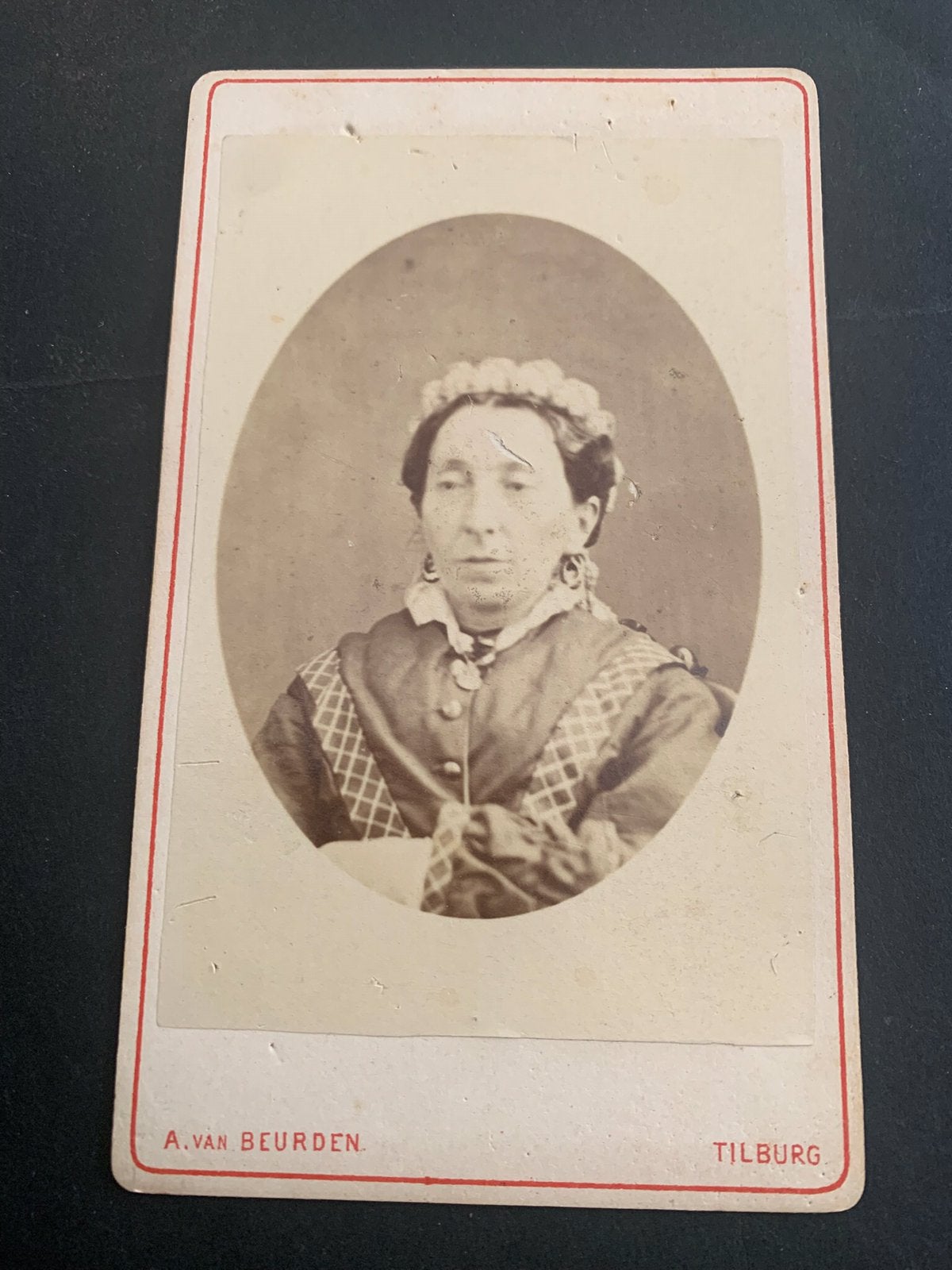 cdv carte de visite dame Tilburg A van Beurden Breda 1875, Verzamelen, Foto's en Prenten, Verzenden, Foto, Klederdracht, Zo goed als nieuw