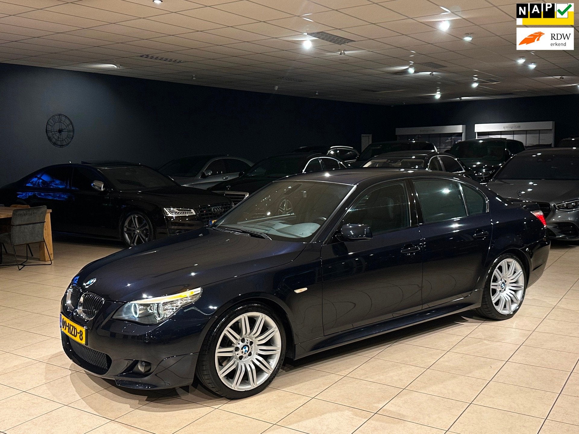BMW 5-serie 523i M-PAKKET/ORIG-NL/1EIG/DEALER/TOPSTAAT, Achterwielaandrijving, Zwart, Zwart, Bedrijf