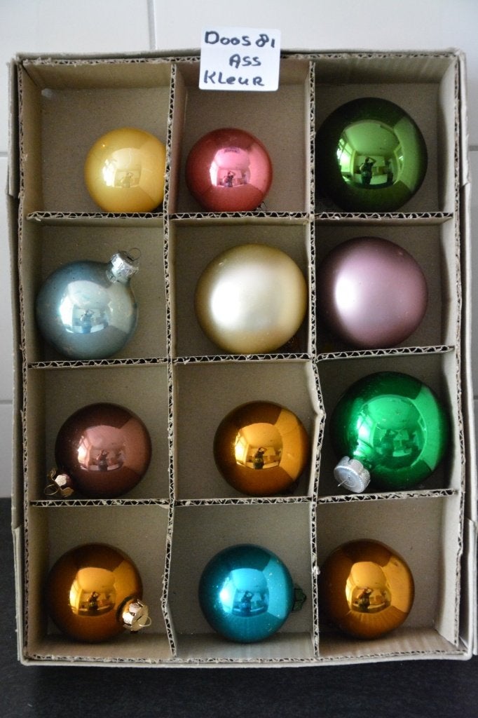 Kerstballen gekleurd Doos 81, Ophalen of Verzenden, Zo goed als nieuw