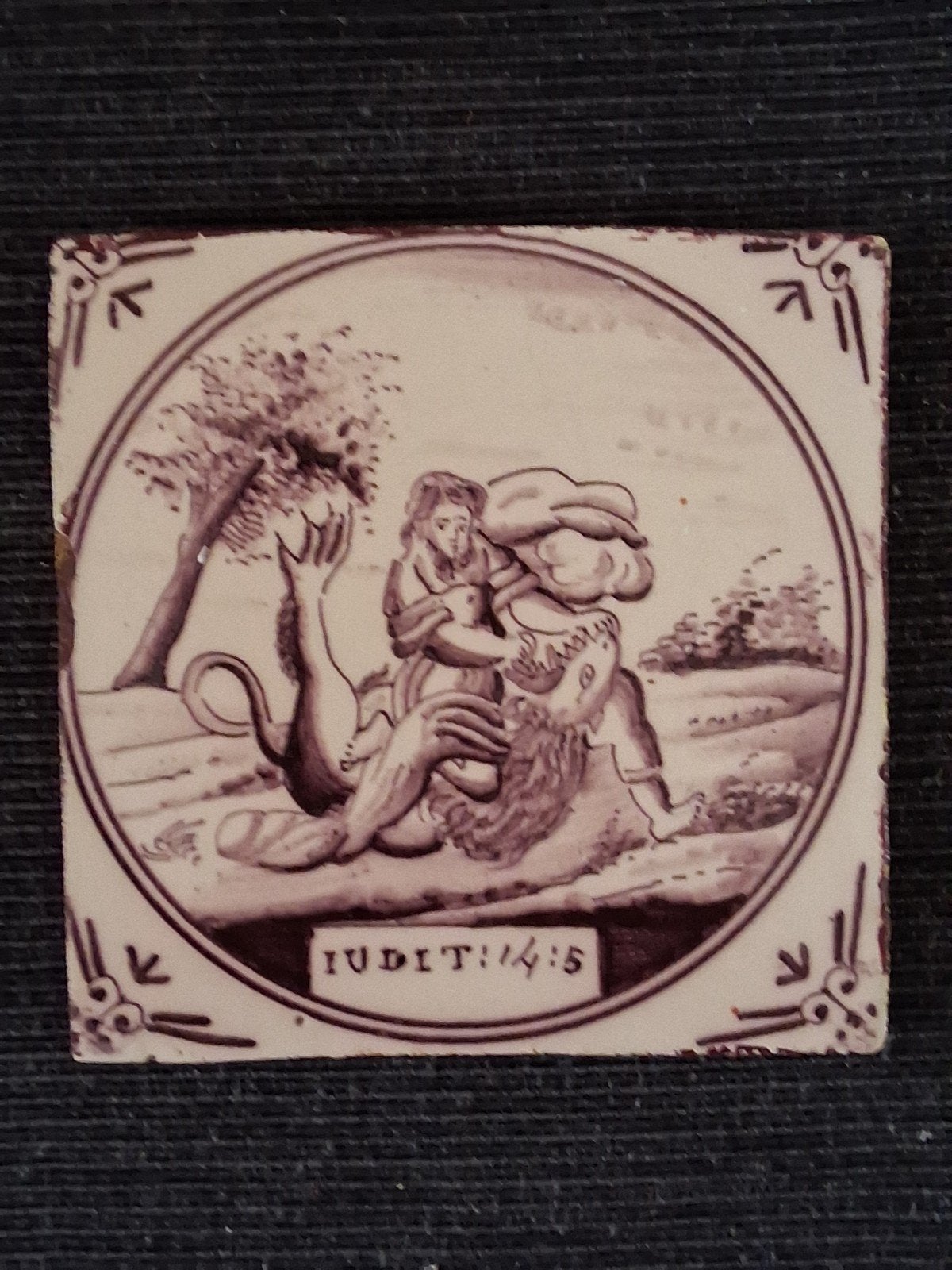 Antieke Mangaan Tegel: Bijbels Verhaal - Judith en Holoferne, Antiek en Kunst, Antiek | Wandborden en Tegels, Ophalen of Verzenden