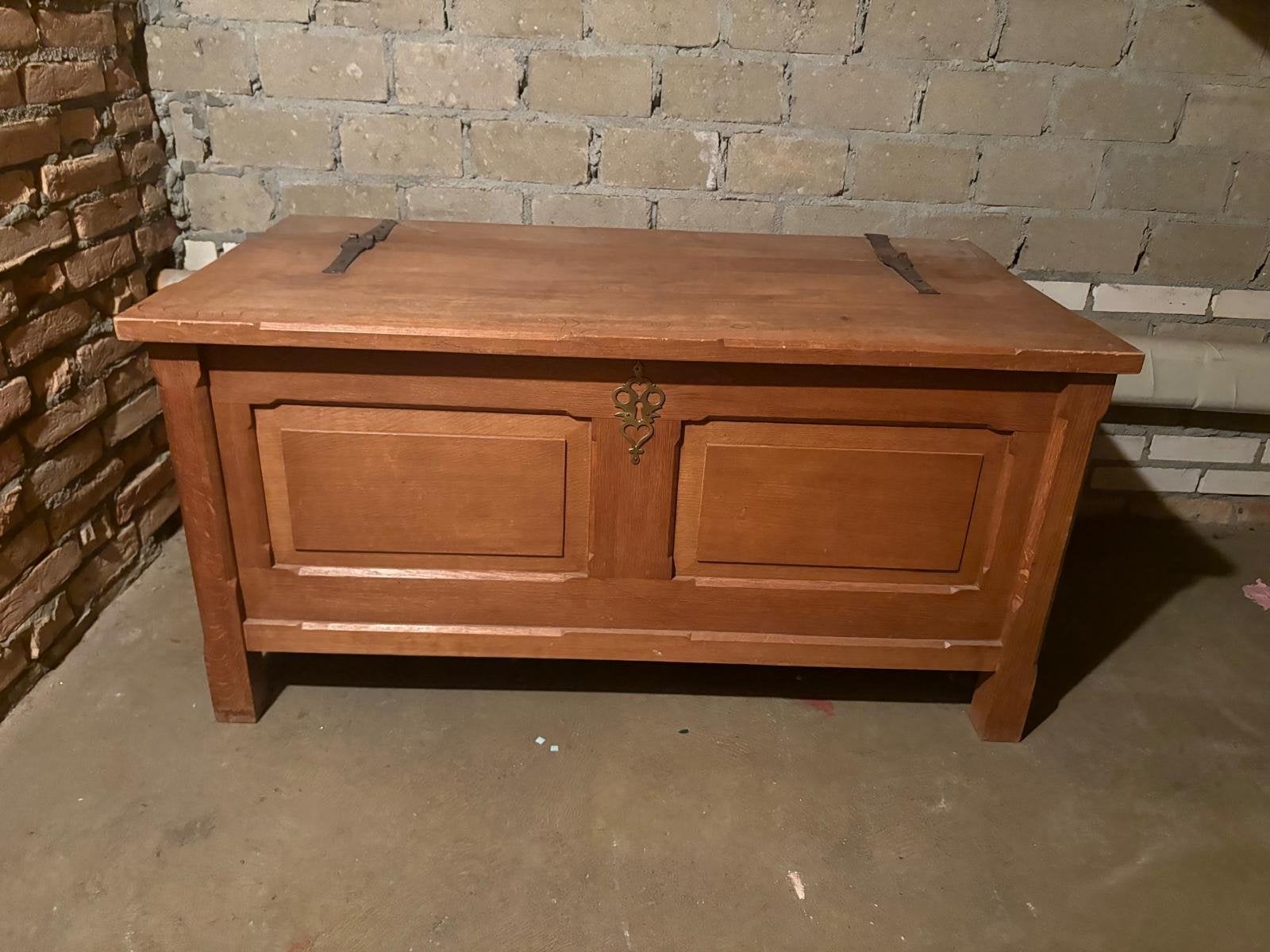 Antieke houten kist met sierbeslag, Ophalen, 50 – 75, Gebruikt, 50 tot 100 cm
