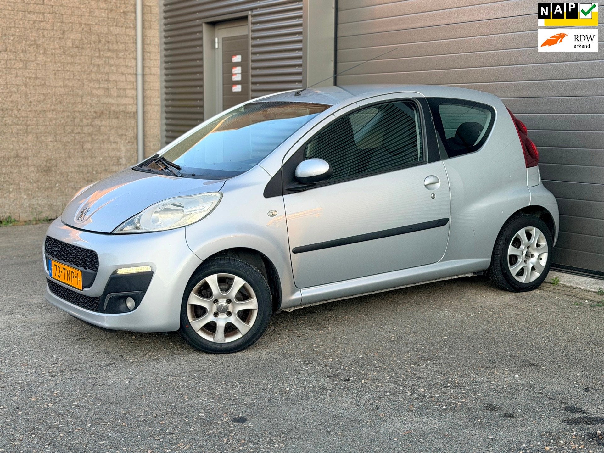 Peugeot 107 1.0 Active Automaat, Auto's, Euro 5, Gebruikt, 4 stoelen, 68 pk