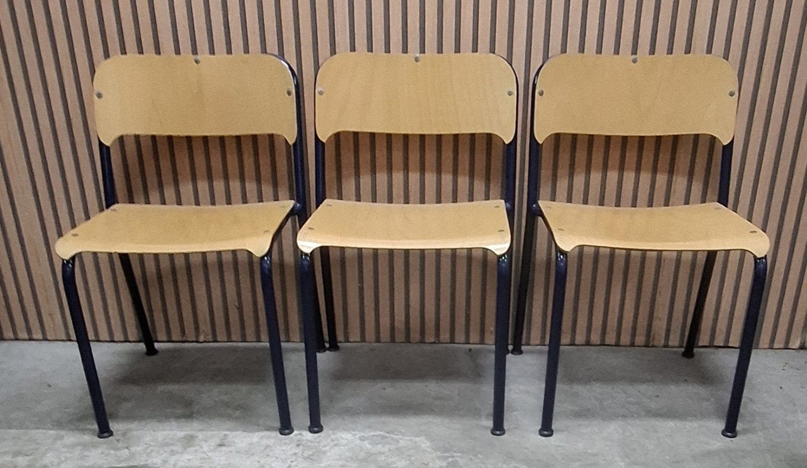 58 x Vintage schoolstoelen hout kantine stoelen horeca cafe, Huis en Inrichting, Ophalen of Verzenden, Zo goed als nieuw, Hout