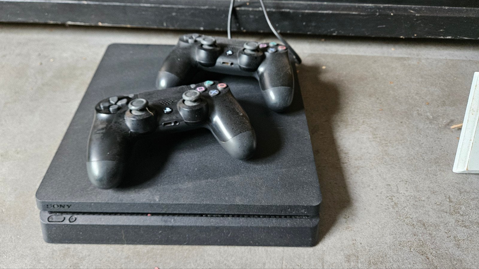 Sony PlayStation 4 Slim 1TB – 2 controllers + 13 games

Te k, Met games, Met 2 controllers, Ophalen of Verzenden, Zo goed als nieuw