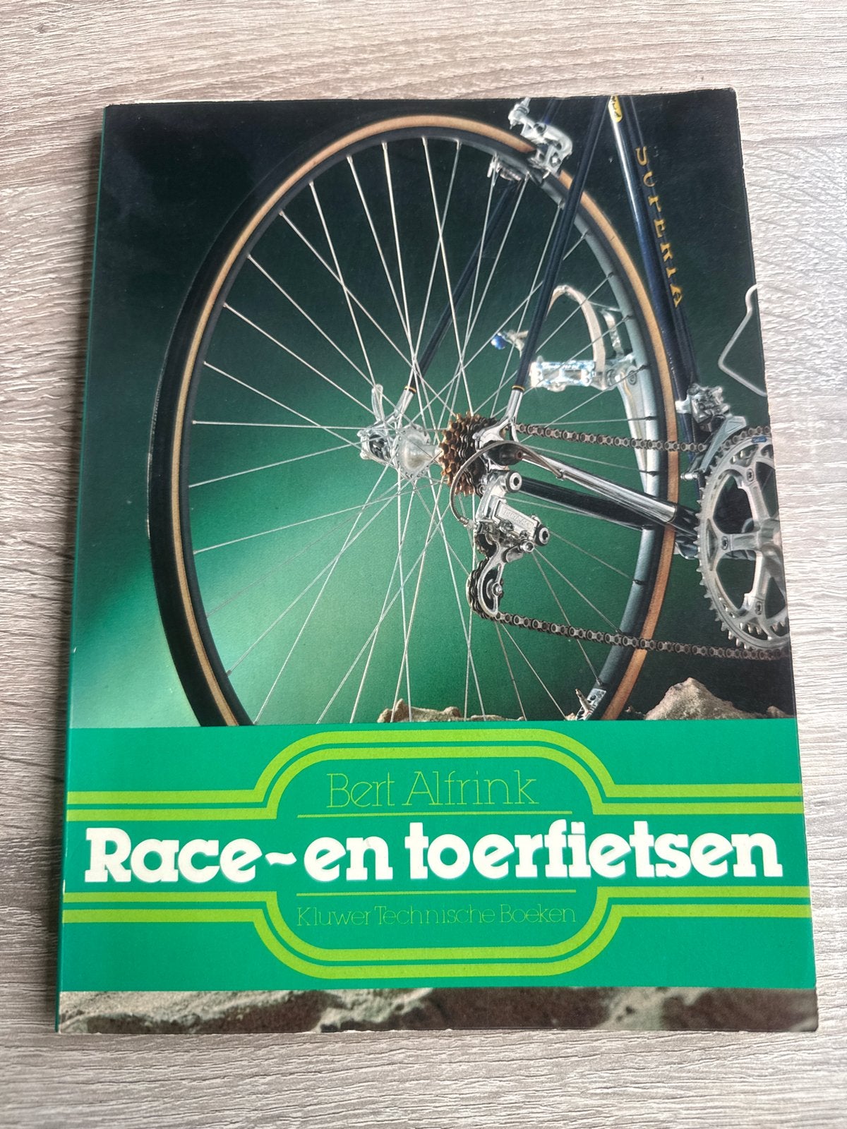 Race- en toerfietsen - Bert Alfrink (Kluwer Technische Boeke, Boeken, Ophalen of Verzenden, Gelezen, Lopen en Fietsen