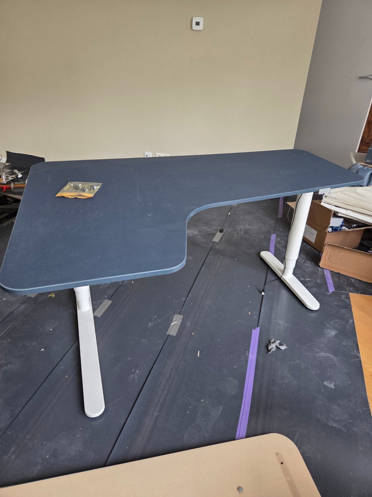 Ikea Bekant Zit-sta bureau (elektrisch) - Goede staat, Ophalen of Verzenden, In hoogte verstelbaar, IKEA, Zit-sta bureau