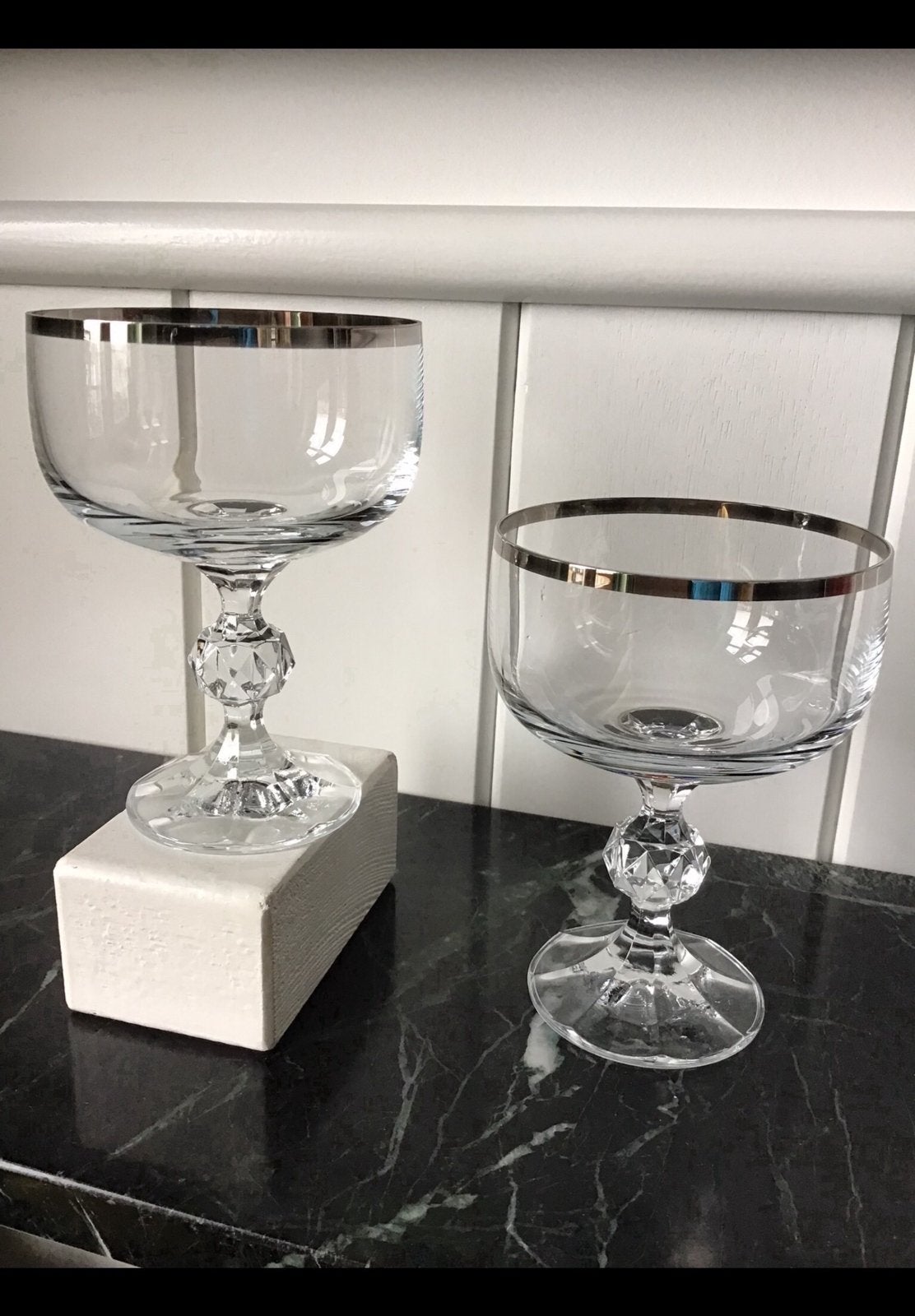 Twee glazen op voet + zilveren rand. Wijnglas, champagneglas, Ophalen of Verzenden, Zo goed als nieuw, Overige typen
