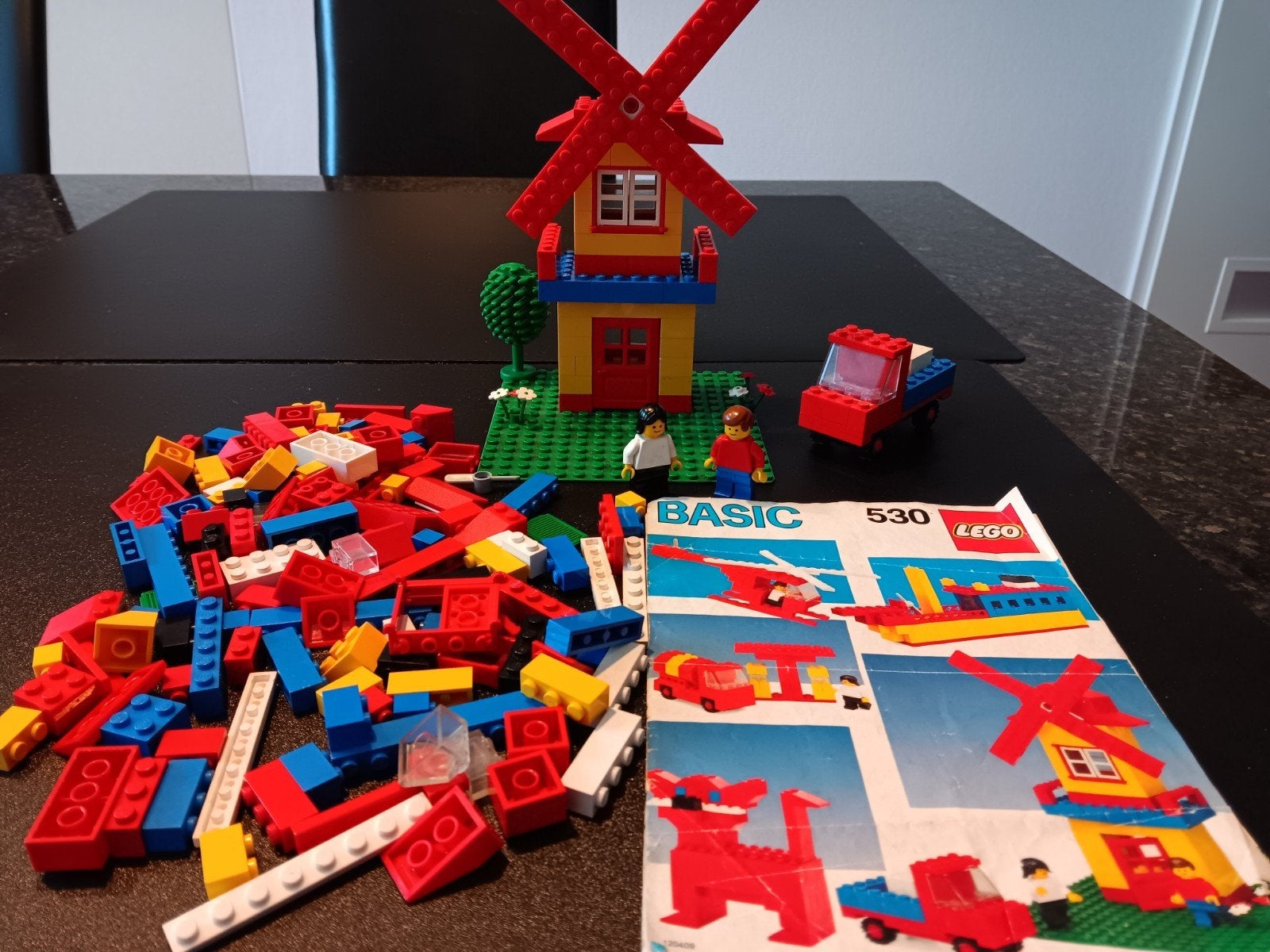 Vintage LEGO Basic 530 met molen, auto en figuren, Overige thema's, Lego, Ophalen of Verzenden, Complete set
