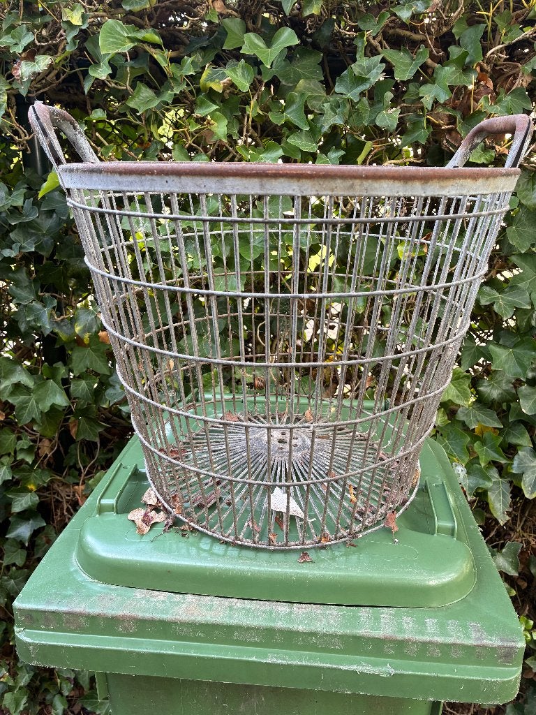 Oude metalen mand met handvaten te koop, Ophalen