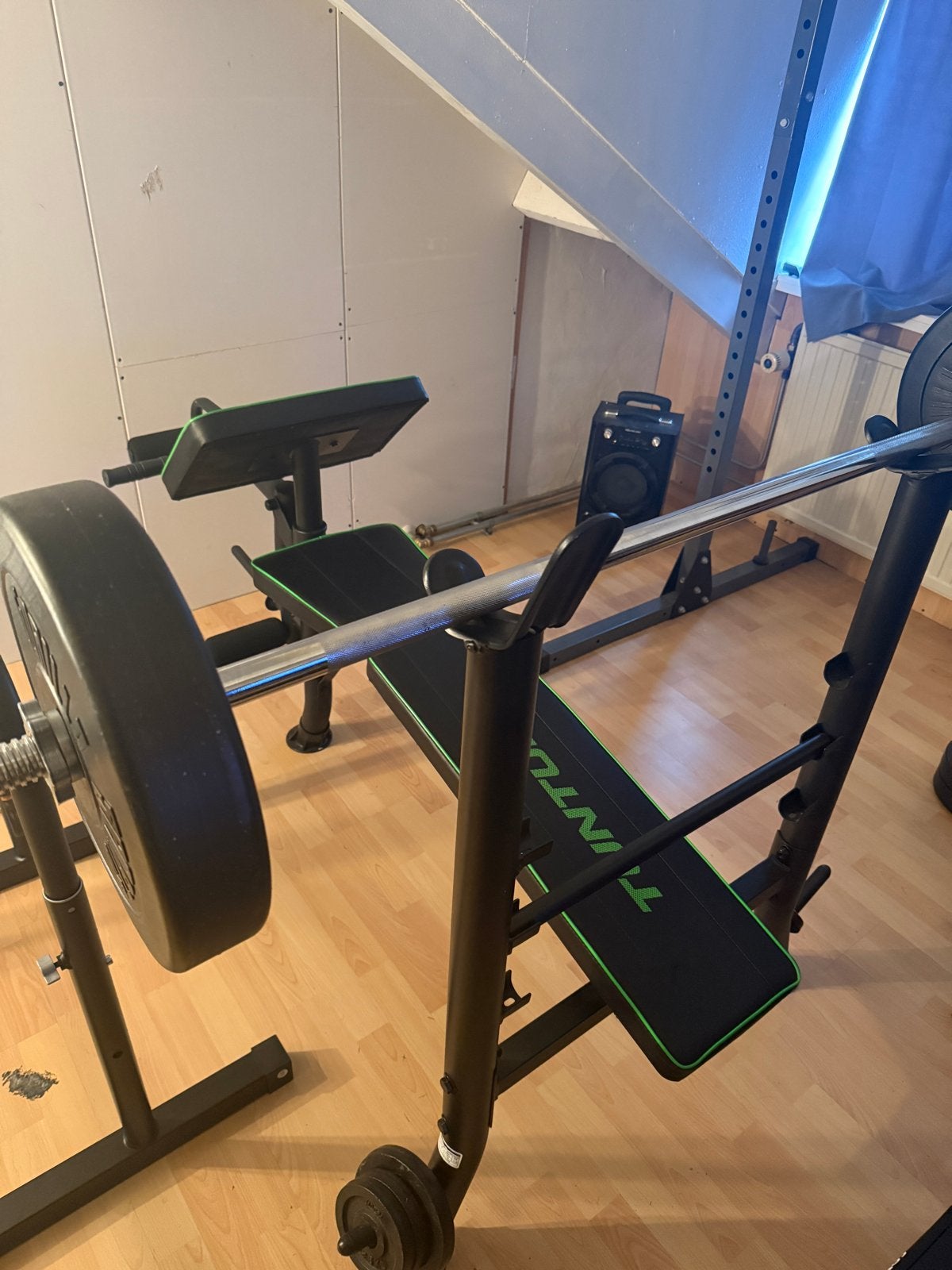 Tunturi Fitnessbank met halterstang en gewichten, Sport en Fitness, Fitnessmaterialen, Ophalen of Verzenden, Gebruikt, Armen, Fitnessbank