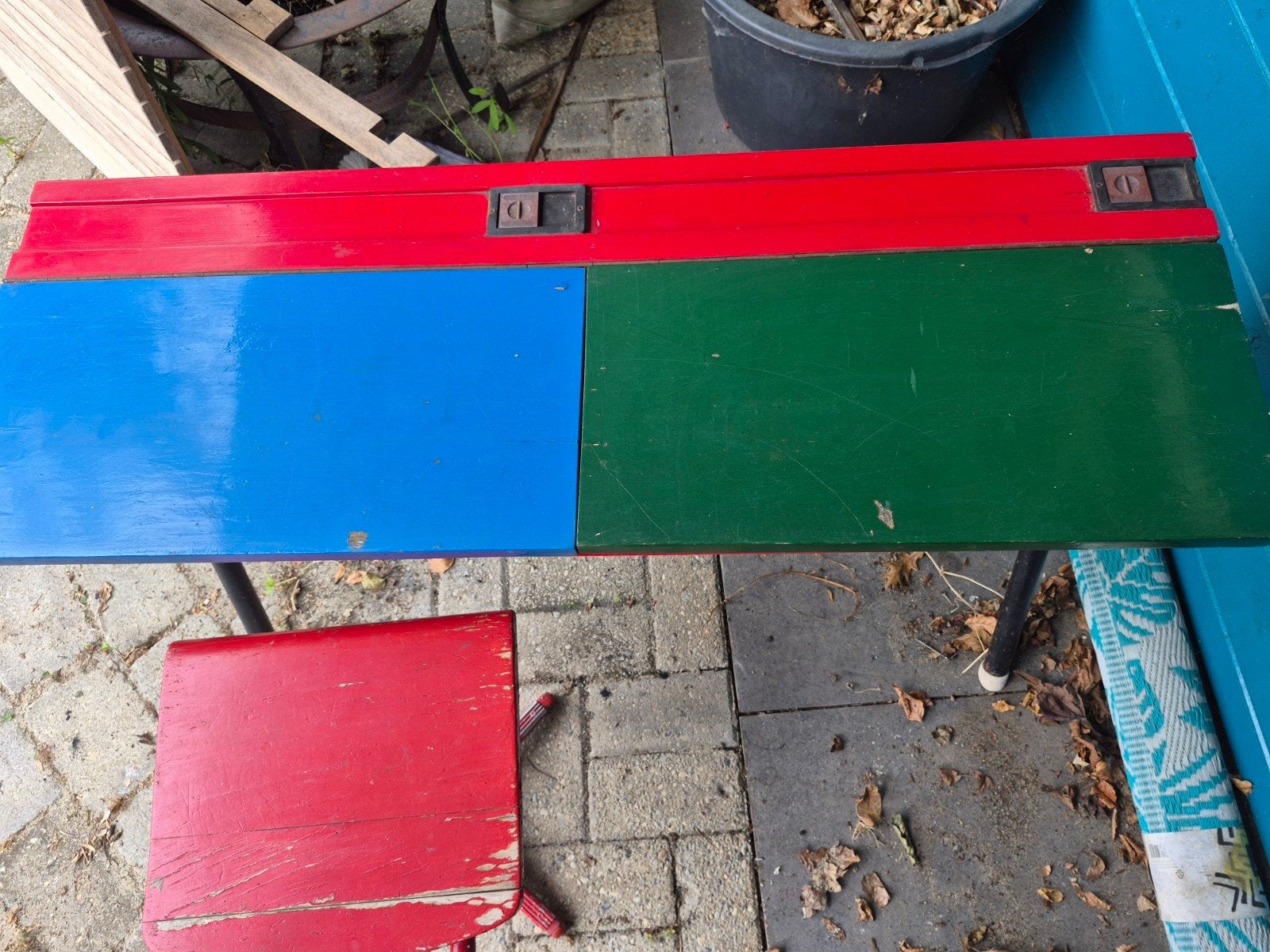 Vintage kinder schoolbureau met stoeltje, rood/blauw/groen, Kinderen en Baby's, Ophalen, Gebruikt, Tafel(s) en Stoel(en)