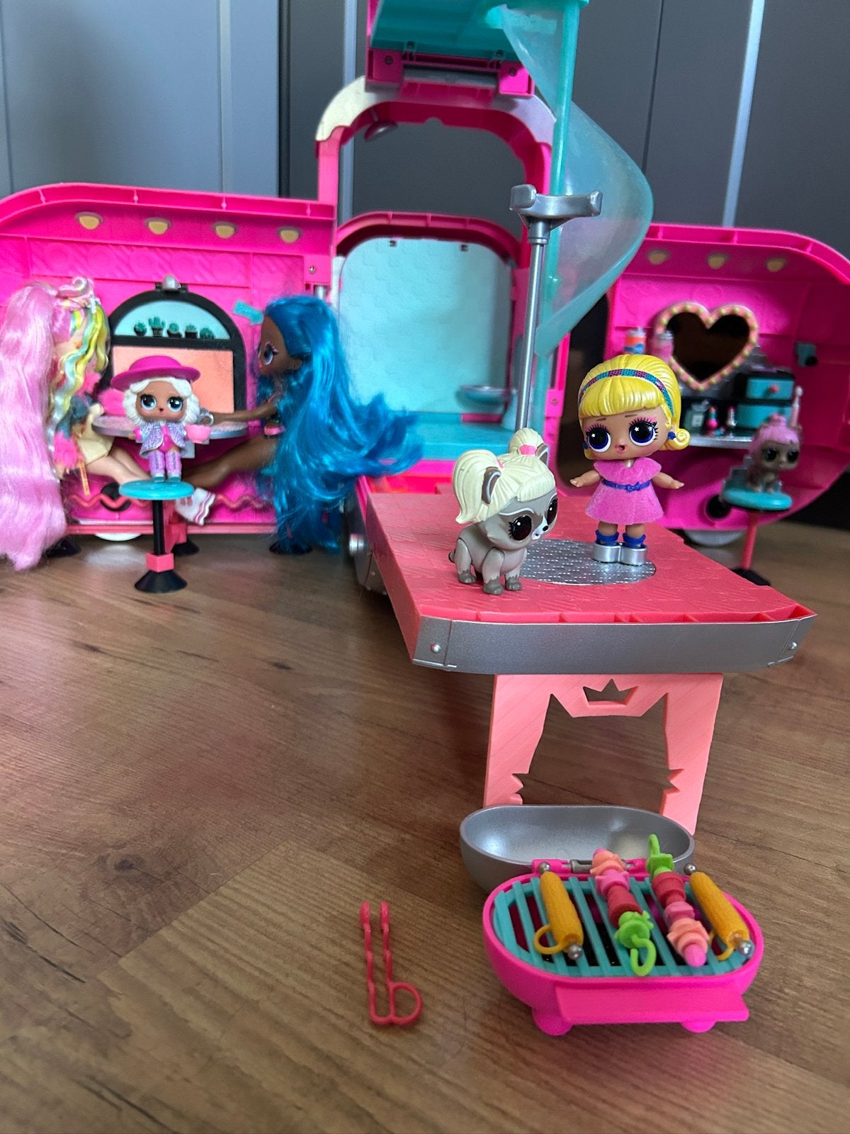 LOL camper met poppetjes en accessoires, Ophalen of Verzenden, Zo goed als nieuw, Poppenhuis