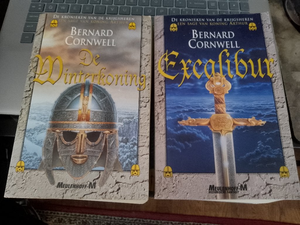 2 x boek krijgsheren koning arthur excafibur + winterkoning, Ophalen of Verzenden, Gelezen