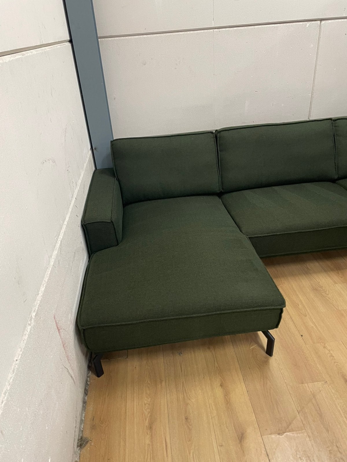 Foto 2 van Mooie luxe moderne donker groene hoekbank - GEREINIGD!!!