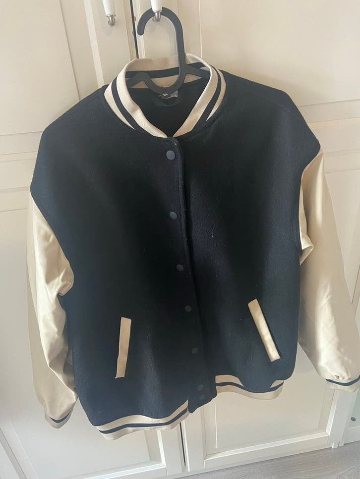 H&M Divided Varsity Jacket - Zwart/Beige, Ophalen of Verzenden, Zo goed als nieuw, Maat 34 (XS) of kleiner, Zwart