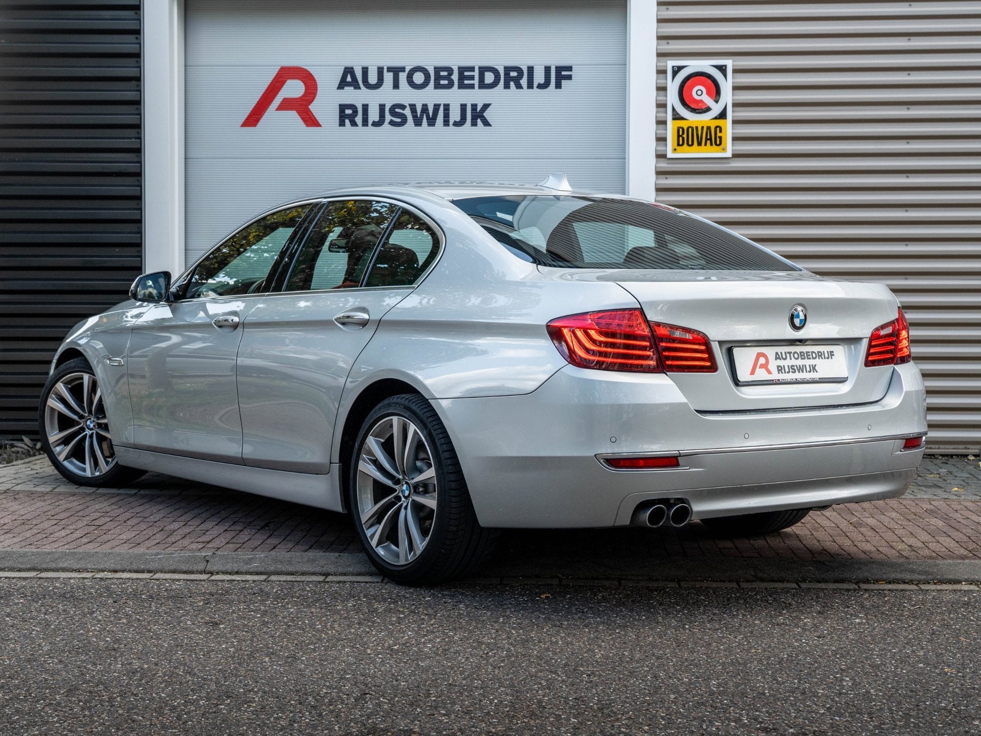 BMW 5-serie 528i High Executive H&K/Dak/HuD/Camera, Auto's, Automaat, Gebruikt, Euro 6, 4 cilinders