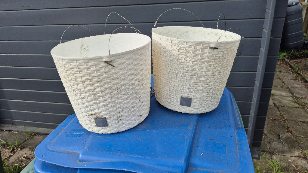 witte hang bloembakken, met gevlochten motief, Kunststof, Gebruikt, Rond, Ophalen of Verzenden