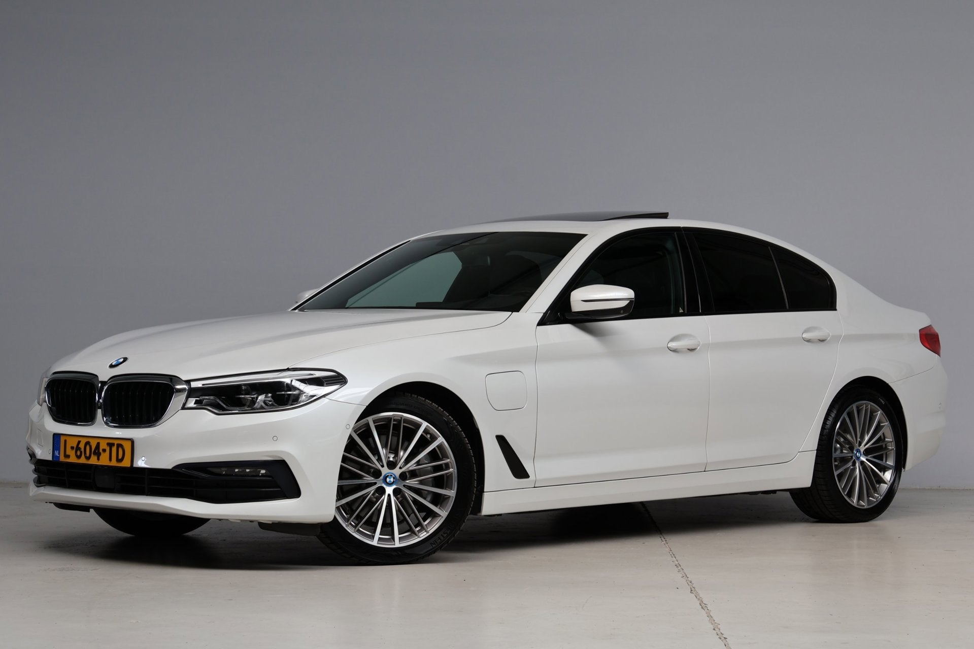 BMW 5-serie 530e Sport Line | Bowers & Wilkins | massage | h, 1998 cc, Achterwielaandrijving, Gebruikt, 4 cilinders