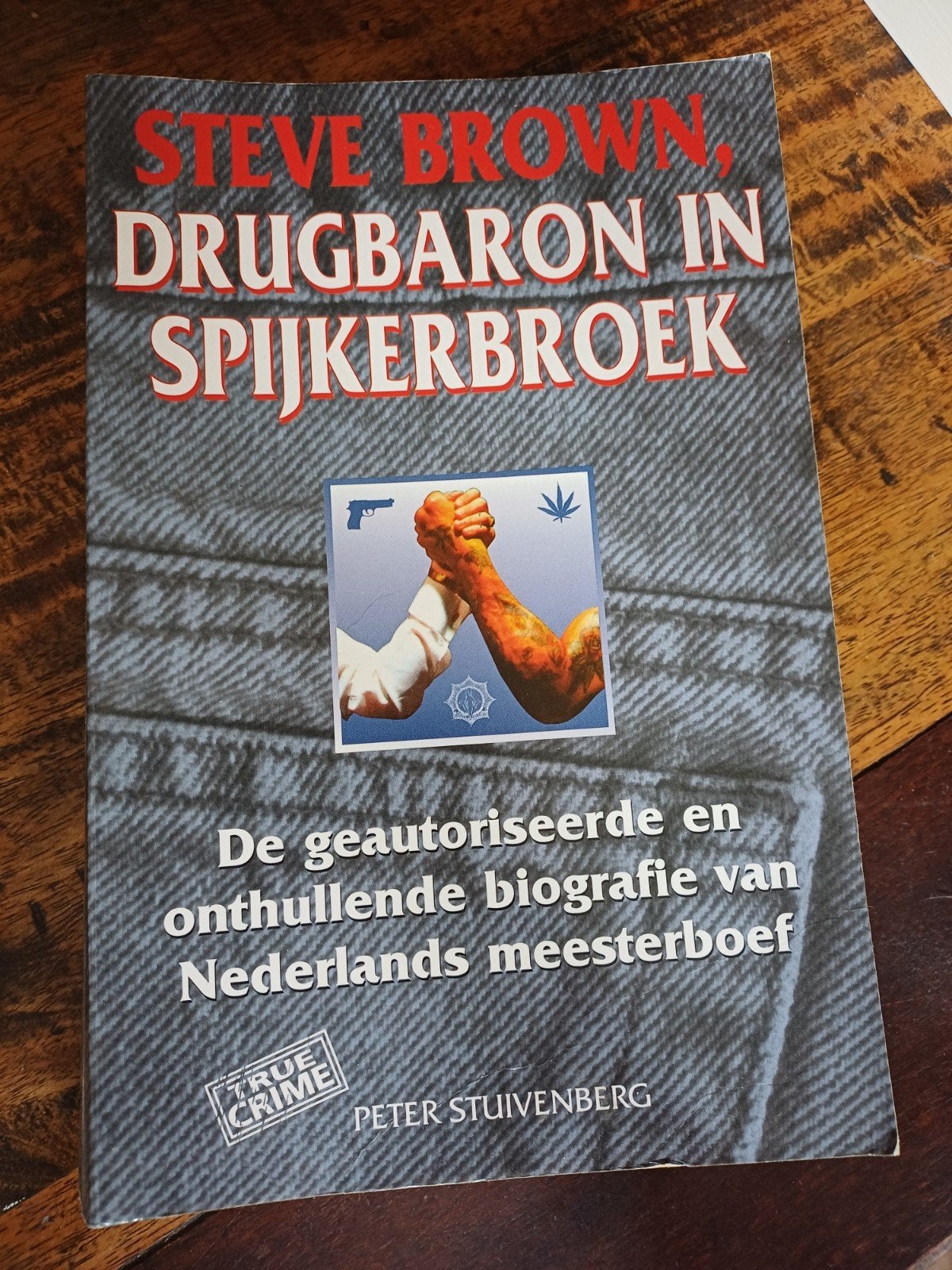 Steve Brown, Drugbaron in Spijkerbroek - True Crime, Boeken, Ophalen of Verzenden, Gelezen, Peter Stuivenberg, Overige